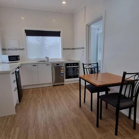 Modern 1 Bedroom Studio Free Parking Close To Cbd Burnie Exterior photo