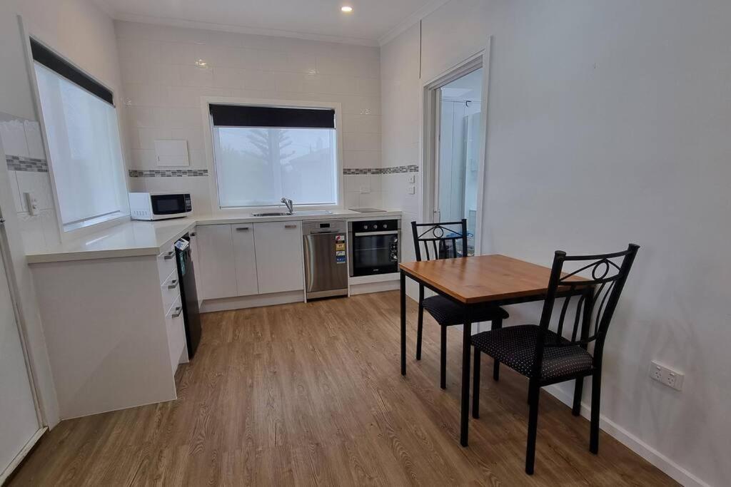 Modern 1 Bedroom Studio Free Parking Close To Cbd Burnie Exterior photo